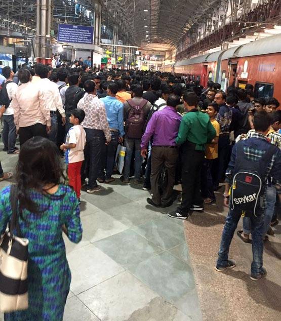 कैसा रहा शाहरुख का ट्रेन का सफर, देखें तस्वीरें...