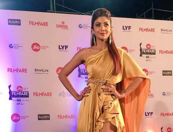 Filmfare2017:रेड कार्पेट पर बॉलीवुड ब्यूटीज का जलवा