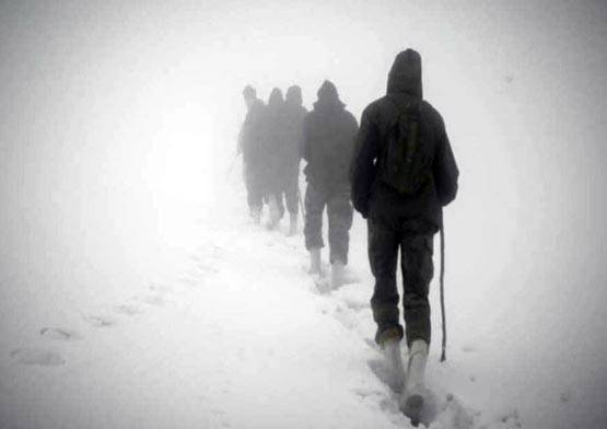 कश्मीर में बर्फीले तूफान का कहर, भारतीय सेना ऐसे कर रही सामना