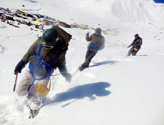 कश्मीर में बर्फीले तूफान का कहर, भारतीय सेना ऐसे कर रही सामना