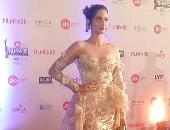 Filmfare2017:रेड कार्पेट पर बॉलीवुड ब्यूटीज का जलवा