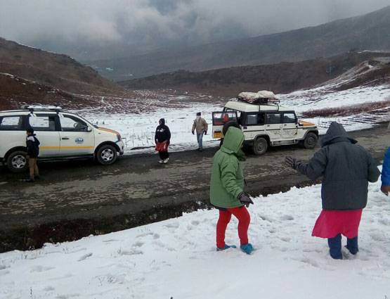 ...बर्फबारी की ऐसी ही तस्वीरें खींचती हैं पर्यटकों को