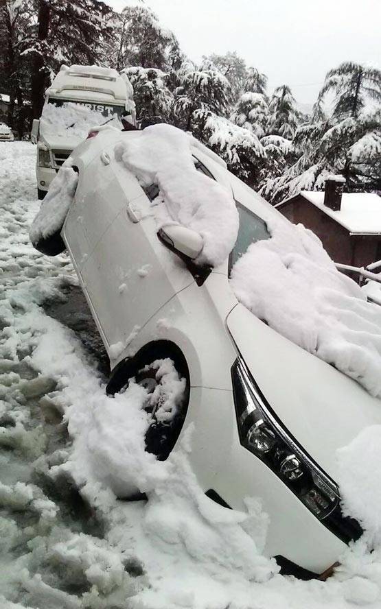 चलो चलें घूमने... यहां मनमोहक बर्फबारी