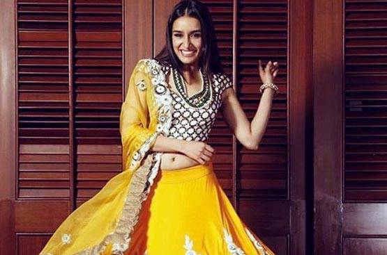 दीप‍िका या सोनम, येलो ड्रेस में खूबसूरत कौन...