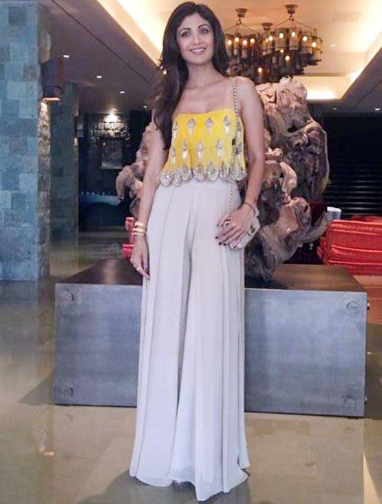 दीप‍िका या सोनम, येलो ड्रेस में खूबसूरत कौन...