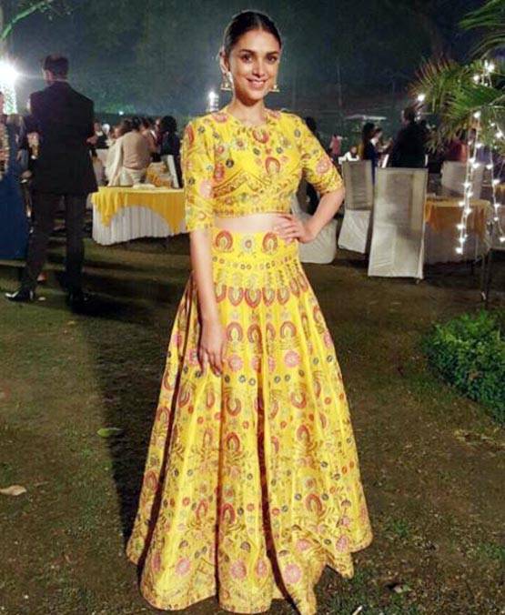 दीप‍िका या सोनम, येलो ड्रेस में खूबसूरत कौन...