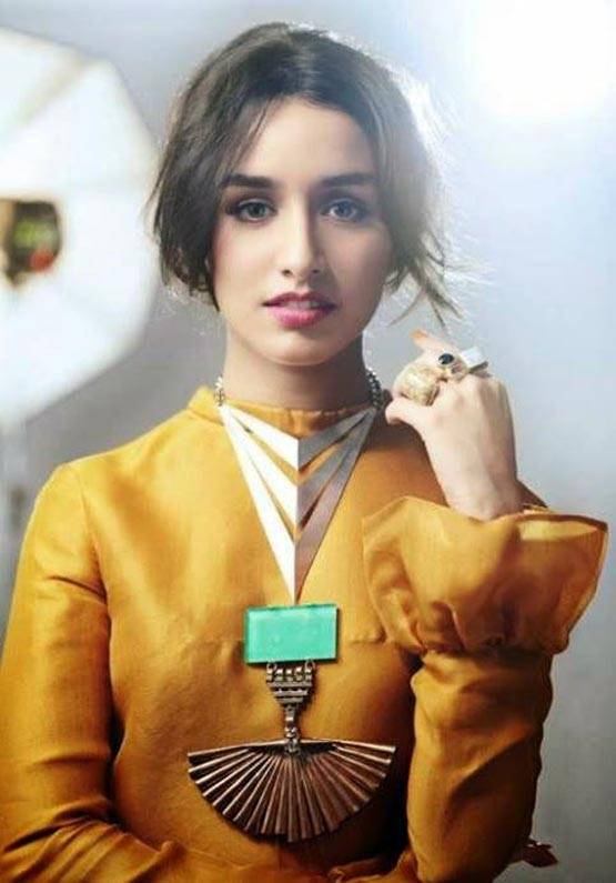 दीप‍िका या सोनम, येलो ड्रेस में खूबसूरत कौन...