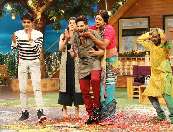 कपिल के शो पर बद्री ने अपनी दुल्हनिया के साथ मनाई होली...