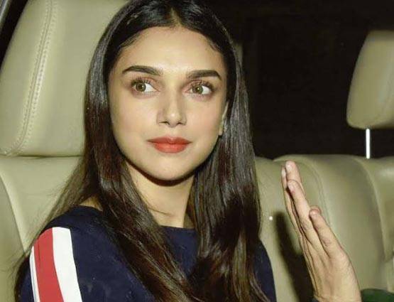 बॉलीवुड सितारों ने करण जौहर के साथ मनाई वेलेंटाइन पार्टी