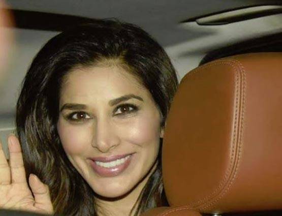 बॉलीवुड सितारों ने करण जौहर के साथ मनाई वेलेंटाइन पार्टी