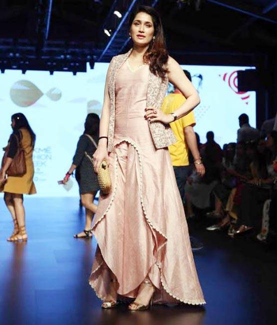 बिपाशा बसु से रागिनी खन्ना तक इन एक्टर्स ने बिखेरे रैंप पर अपने जलवे