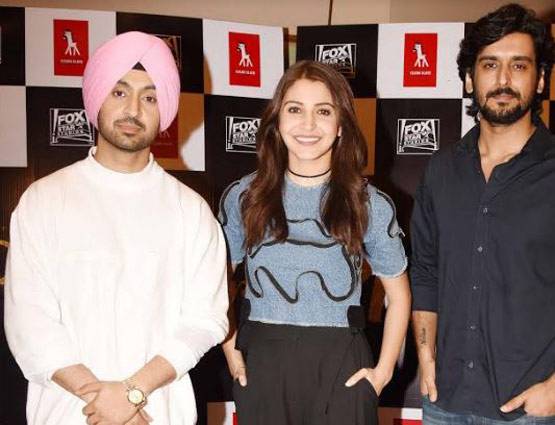 जानें कहां बिजी थे बॉलीवुड के आपके फेवरेट सितारे...