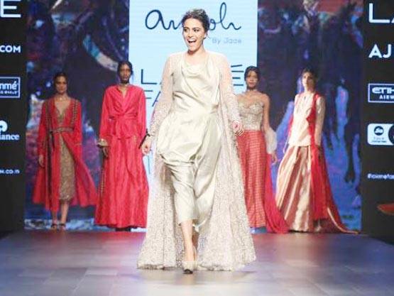 बिपाशा बसु से रागिनी खन्ना तक इन एक्टर्स ने बिखेरे रैंप पर अपने जलवे