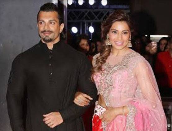 नील नितिन मुकेश के रिसेप्शन में पत्नी जया संग पहुंचे अमिताभ