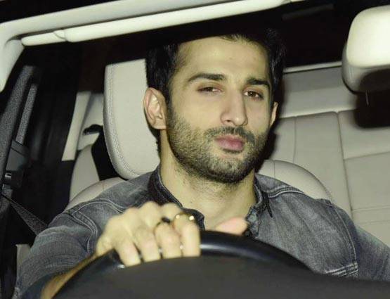 बॉलीवुड सितारों ने करण जौहर के साथ मनाई वेलेंटाइन पार्टी