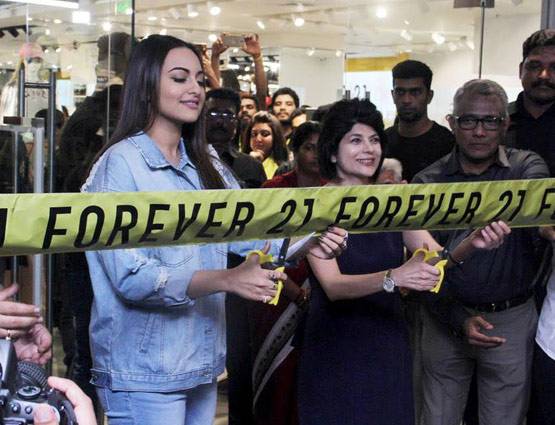 जानें कहां बिजी थे बॉलीवुड के आपके फेवरेट सितारे...