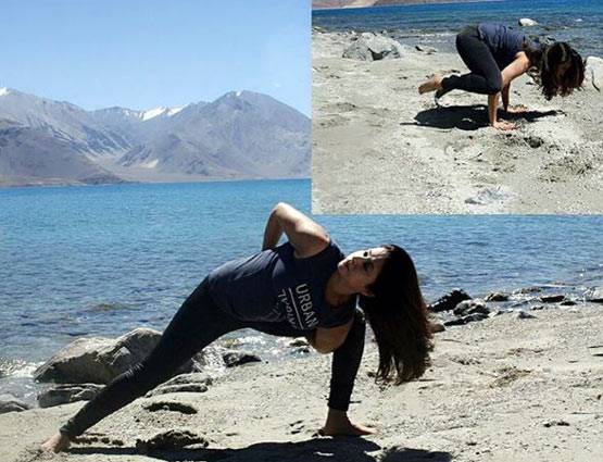 पहाड़ों के बीच योगा कर रही हैं 'रंगीला गर्ल' उर्मिला