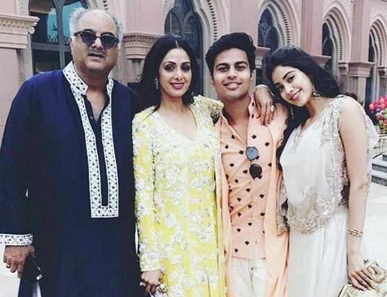 इस उम्र में भी बेटी को टक्कर दे रही हैं श्रीदेवी, देखें तस्वीरें