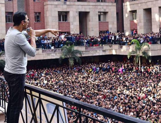 Jolly LLB प्रमोशन: अक्षय ने स्टूडेंट्स को दिखाया लाइव स्टंट