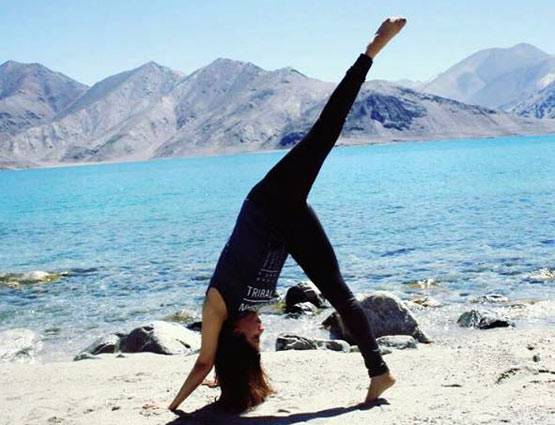 पहाड़ों के बीच योगा कर रही हैं 'रंगीला गर्ल' उर्मिला