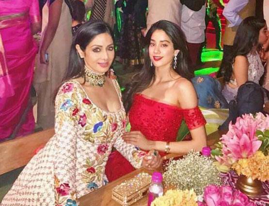 इस उम्र में भी बेटी को टक्कर दे रही हैं श्रीदेवी, देखें तस्वीरें