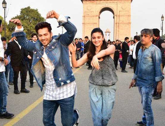'दुल्हनिया' आलिया को इंडिया गेट लेकर पहुंचे 'बद्री' वरुण