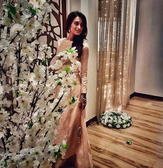 इलियाना डिक्रूज की कॉपी है ये टीवी एक्ट्रेस, आप क्या कहते हैं...