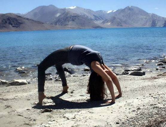 पहाड़ों के बीच योगा कर रही हैं 'रंगीला गर्ल' उर्मिला