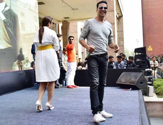 Jolly LLB प्रमोशन: अक्षय ने स्टूडेंट्स को दिखाया लाइव स्टंट