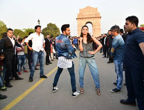 'दुल्हनिया' आलिया को इंडिया गेट लेकर पहुंचे 'बद्री' वरुण