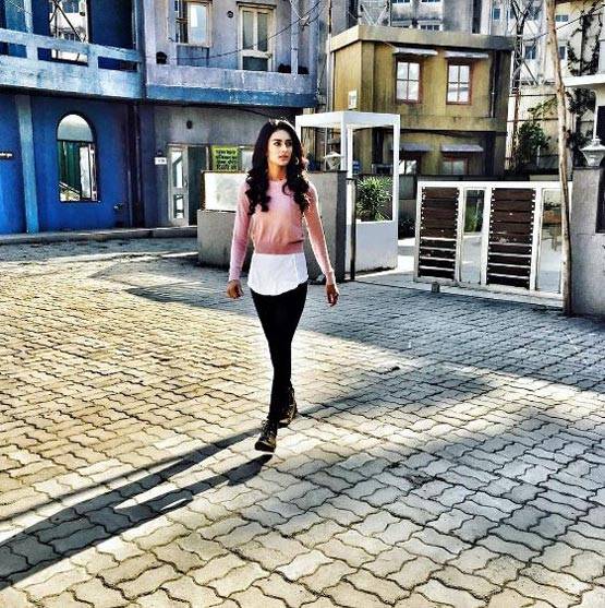 इलियाना डिक्रूज की कॉपी है ये टीवी एक्ट्रेस, आप क्या कहते हैं...