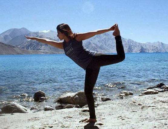 पहाड़ों के बीच योगा कर रही हैं 'रंगीला गर्ल' उर्मिला