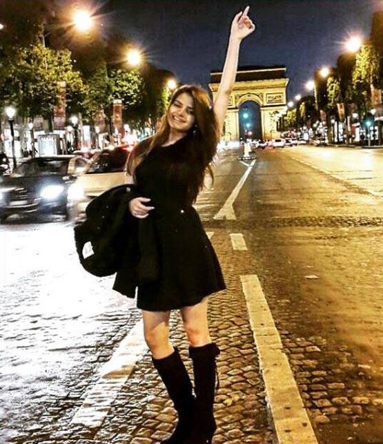 PHOTOS: क्या अपनी मम्मी जैसी है भाग्यश्री की बेटी