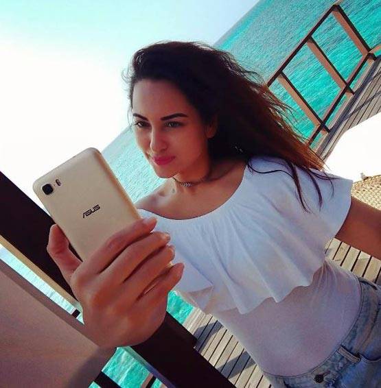 'दंबग गर्ल' सोनाक्षी मालदीव में मना रही हैं छुट्ट‍ियां...