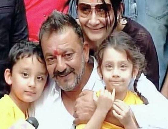 मीशा या अबराम में ज्यादा क्यूट कौन, तस्वीरों से करें फैसला...