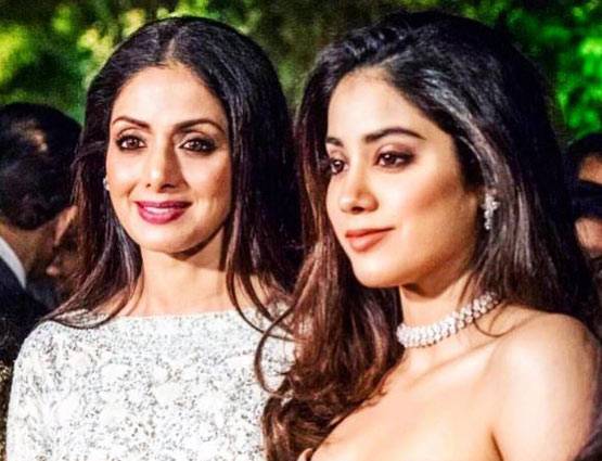 इस उम्र में भी बेटी को टक्कर दे रही हैं श्रीदेवी, देखें तस्वीरें