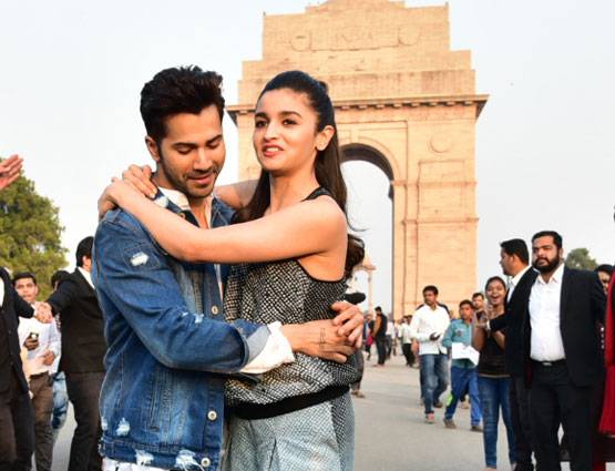 'दुल्हनिया' आलिया को इंडिया गेट लेकर पहुंचे 'बद्री' वरुण