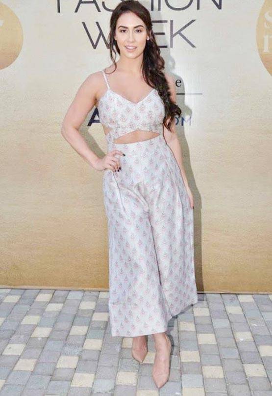 बिपाशा बसु से रागिनी खन्ना तक इन एक्टर्स ने बिखेरे रैंप पर अपने जलवे