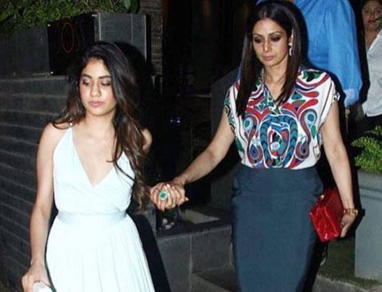 इस उम्र में भी बेटी को टक्कर दे रही हैं श्रीदेवी, देखें तस्वीरें