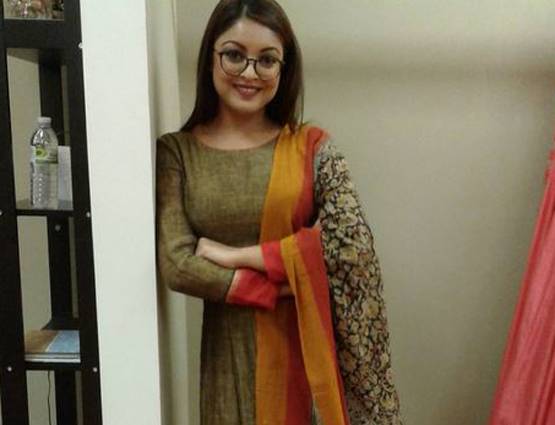 इस फोटो से चर्चा में आईं 'आशिक...' गर्ल का ये ग्लैमरस अंदाज भी तो देखें