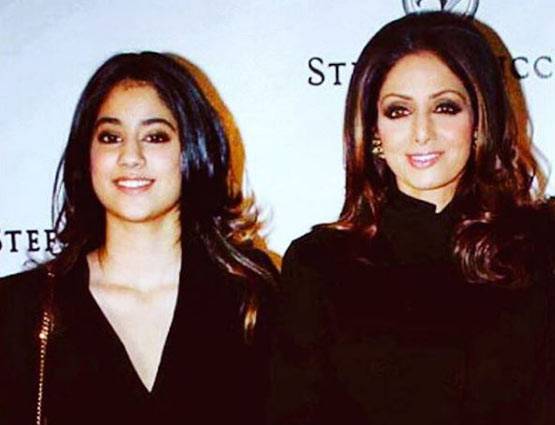 इस उम्र में भी बेटी को टक्कर दे रही हैं श्रीदेवी, देखें तस्वीरें