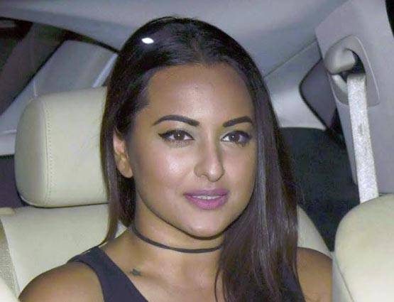 बॉलीवुड सितारों ने करण जौहर के साथ मनाई वेलेंटाइन पार्टी