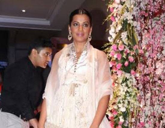 नील नितिन मुकेश के रिसेप्शन में पत्नी जया संग पहुंचे अमिताभ