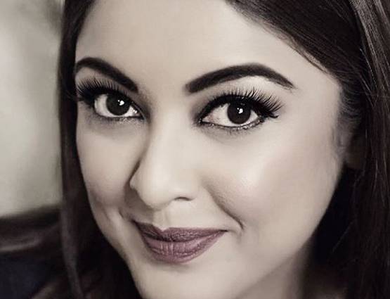 इस फोटो से चर्चा में आईं 'आशिक...' गर्ल का ये ग्लैमरस अंदाज भी तो देखें