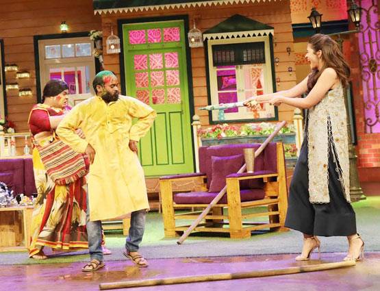 कपिल के शो पर बद्री ने अपनी दुल्हनिया के साथ मनाई होली...