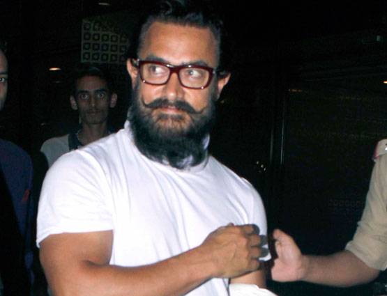 टी-शर्ट और शॉर्ट्स में कहां चले तैमूर के पापा सैफ!