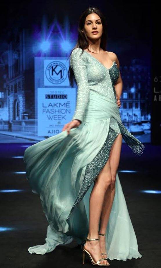 करीना से लेकर सुष्मिता तक इन सितारों ने दिखाए रैंप पर अपने जलवे
