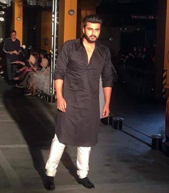 लैक्मे फैशन वीक में दिखा वरुण और अर्जुन का दोस्ताना, देखें तस्वीरें...