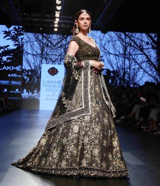 करीना से लेकर सुष्मिता तक इन सितारों ने दिखाए रैंप पर अपने जलवे