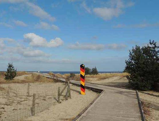 अनोखे बॉर्डर्स की फोटोज: घर के भीतर से गुजरती है अंतरराष्ट्रीय सीमा रेखा